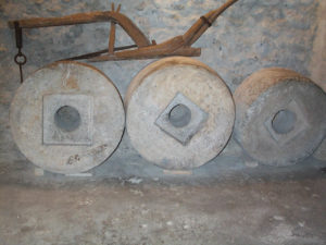meules en pierre - les vieux moulins