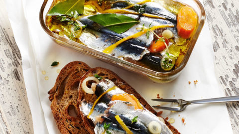 huiles et olives, sardines confites à l'huile d'olive