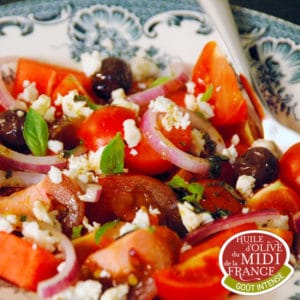 huiles et olives, salade de tomate, feta, pastèque, huile d'olive goût intense et olives noires