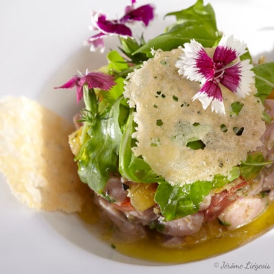 huiles et olives, tartare de veau aux câpres, tomates anciennes, tuile parmesan