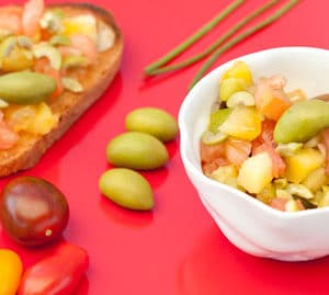 huiles et olives, tartare de tomates multicolores, pain à la tomate, olives vertes