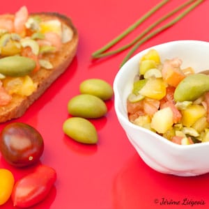 huiles et olives, tartare de tomates multicolores, pain à la tomate, olives vertes