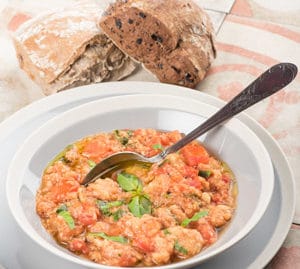 huiles et olives, recette de soupe papa al pomodoro, soupe à la tomate et au pain, huile d'olive goût intense