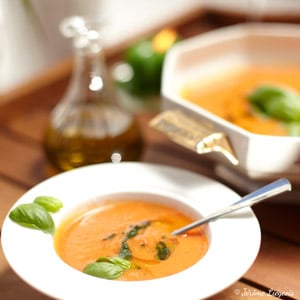huiles et olives, soupe à la tomate, huile d'olive, basilic