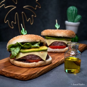 Burger boeuf avocat tomate tapenade d'olives noires de France