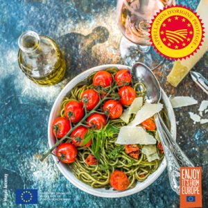 huiles et olives, spaghetti au pesto et tomate