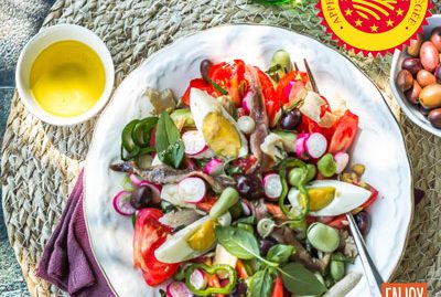 huiles et olives, salade nicoise à l'huile d'olive et aux olives de Nice AOP