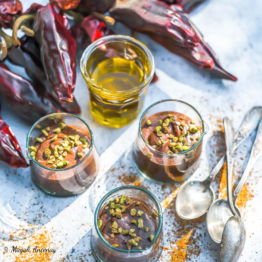 huiles et olives, Mousse au chocolat, piment espelette, huile d'olive