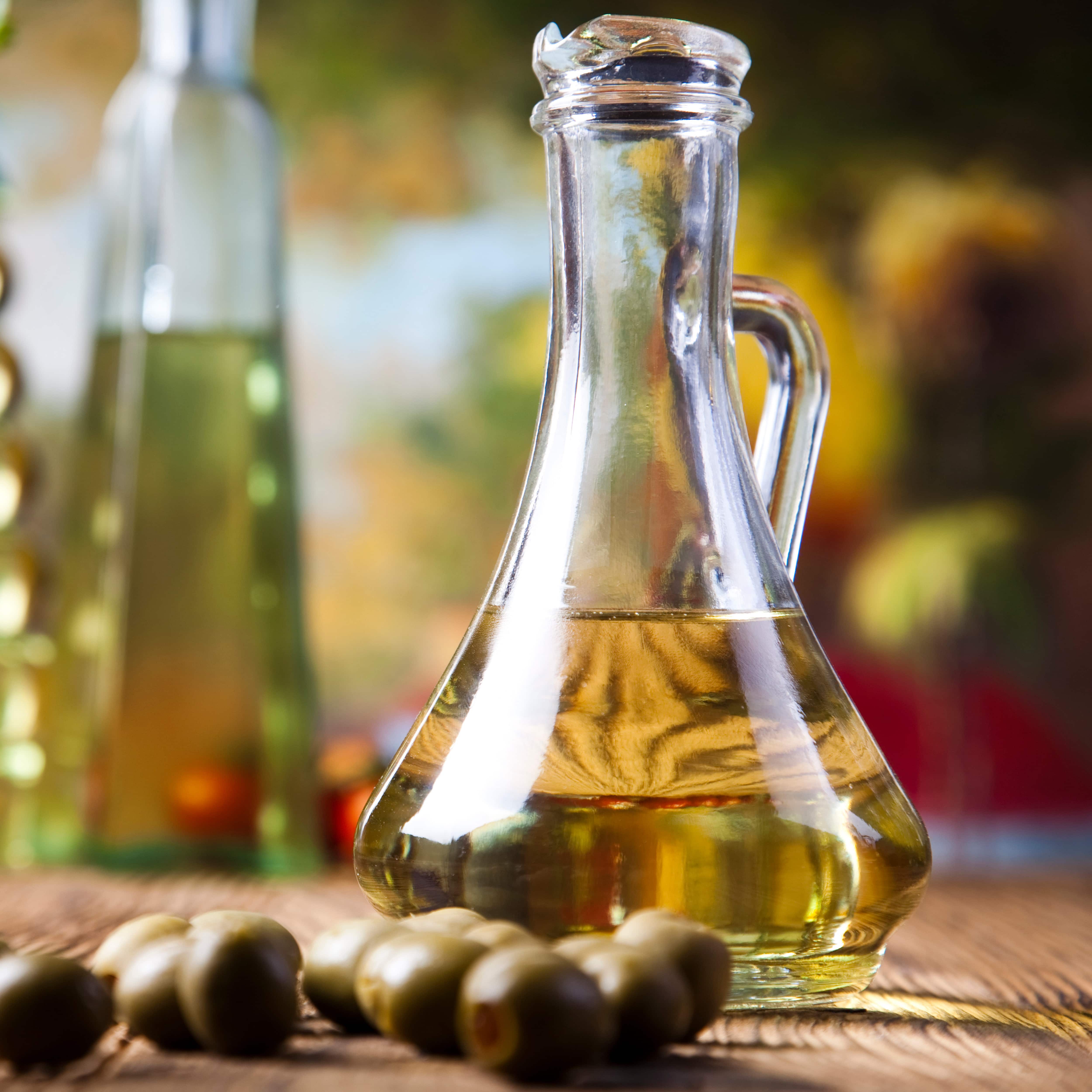 Фирма оливкового масла. Оливковое масло huile d'Olive de France. Растительное масло сервировка. Греческая олива. Масло оливковое Греция в стеклянной бутылке.