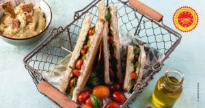 recette de club sandwich à l'artichaut avec des tomates, de l'huile d'olive