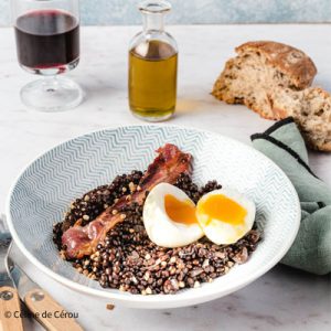recette de lentilles beluga, lard fumé et oeuf mollet, huile d'olive de France