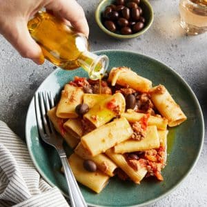 huiles et olives, recettes, rigattoni thon anchois tomate