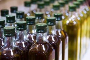 Bouteilles d'huiles d'olive sur un étal de marché