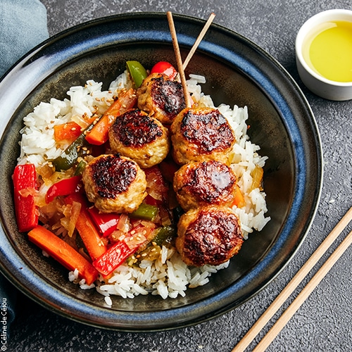 huiles et olives, brochettes de poulet japonaises et légumes