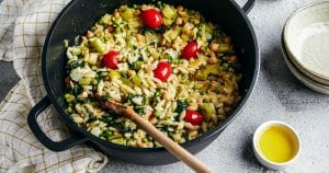 huiles et olives, recette, one pot orzo pasta courgette petit pois tomate cerise pois chiche