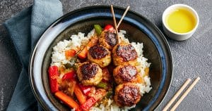 huiles et olives, brochettes de poulet japonaises et légumes