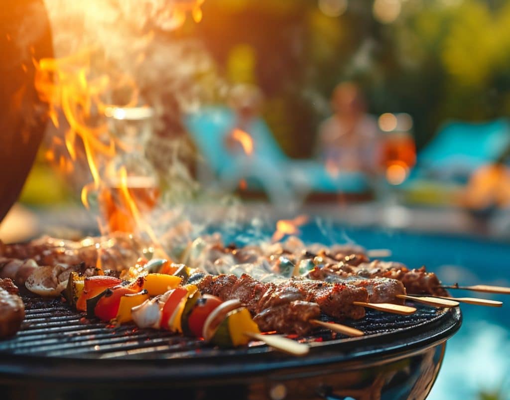 Brochettes cuites au barbecue au bord de la piscine