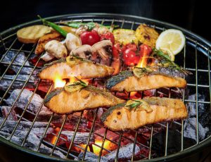 Saumon grillé au barbecue et légumes