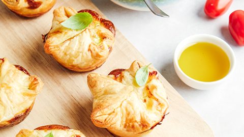 huiles et olives, recette de feuilletés au saumon et à la courgette avec sa sauce amande-tomate-ail-basilic