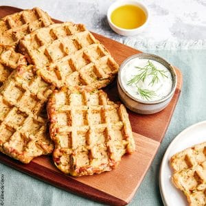 huiles et olives, recette de gaufres de courgette, sauce au yaourt