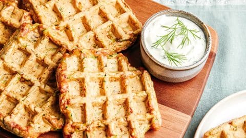 huiles et olives, recette de gaufres de courgette, sauce au yaourt