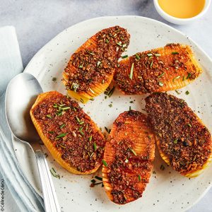 huiles et olives, recette de pommes de terre accordéon avec du paprika fumé, de l'ail, de l'oignon, de l'origan, du romarin, de l'huile d'olive
