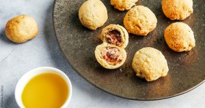 huiles et olives, recette de bouchées croustillantes saumon-olives