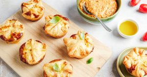 huiles et olives, recette de feuilletés au saumon et à la courgette avec sa sauce amande-tomate-ail-basilic