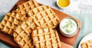 huiles et olives, recette de gaufres de courgette, sauce au yaourt