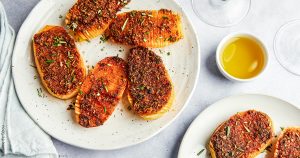 huiles et olives, recette de pommes de terre accordéon avec du paprika fumé, de l'ail, de l'oignon, de l'origan, du romarin, de l'huile d'olive