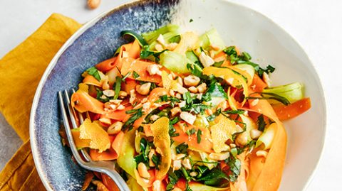 huiles et olives, recette de tagliatelles de courgette et de carotte, ail, persil, noix de cajou, huile d'olive parfumée à l'orange