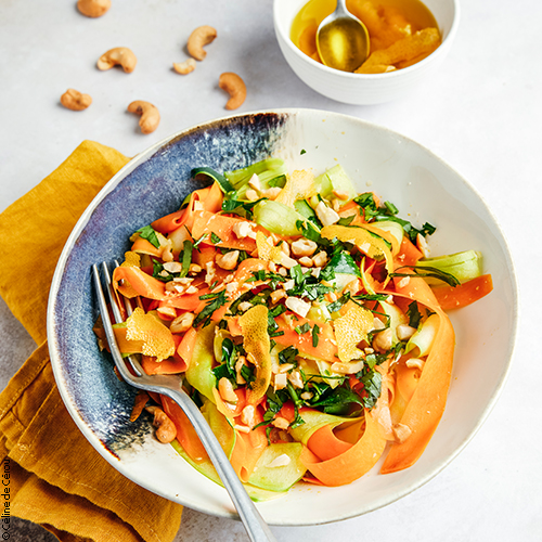 huiles et olives, recette de tagliatelles de courgette et de carotte, ail, persil, noix de cajou, huile d'olive parfumée à l'orange