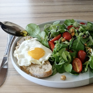 Recette d'Œuf au plat à l’huile d’olive et salade croquante, avec une huile d'olive goût subtil