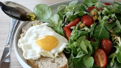 Recette d'Œuf au plat à l’huile d’olive et salade croquante, avec une huile d'olive goût subtil