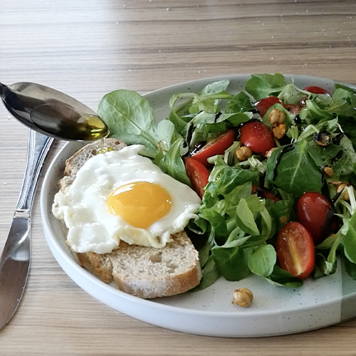 Recette d'Œuf au plat à l’huile d’olive et salade croquante, avec une huile d'olive goût subtil