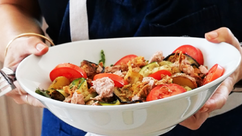 Recette "Fraîcheur estivale aux légumes rôtis" (pomme de terre, pousses d'épinard, tomates allongées, thon au naturel, aubergine, courgette)