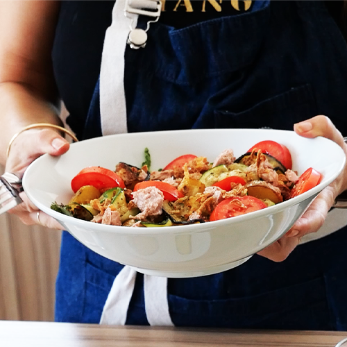 Recette "Fraîcheur estivale aux légumes rôtis" (pomme de terre, pousses d'épinard, tomates allongées, thon au naturel, aubergine, courgette)