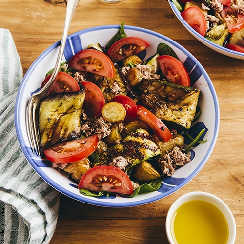 Recette "Fraîcheur estivale aux légumes rôtis" (pomme de terre, pousses d'épinard, tomates allongées, thon au naturel, aubergine, courgette)
