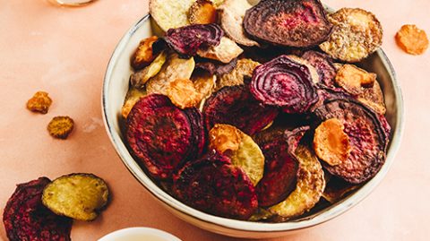 Recette de chips de légumes maison au four et à l'huile d'olive