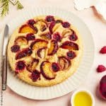 Recette de focaccia sucrée aux pêches et aux framboises, huile d'olive