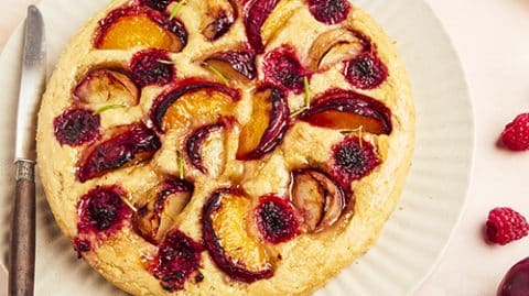 Recette de focaccia sucrée aux pêches et aux framboises, huile d'olive