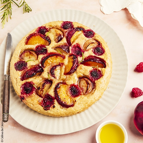 Recette de focaccia sucrée aux pêches et aux framboises, huile d'olive