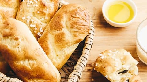 Recette de pain au lait moelleux fait maison avec du chocolat et de l'huile d'olive