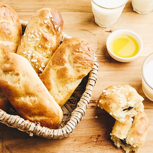 Recette de pain au lait moelleux fait maison avec du chocolat et de l'huile d'olive