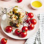 Recette de panisses façon méditerranéenne, crème de chèvre citronnée, pesto de basilic, huile d'olive