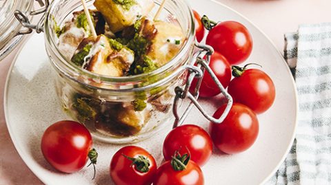Recette de panisses façon méditerranéenne, crème de chèvre citronnée, pesto de basilic, huile d'olive