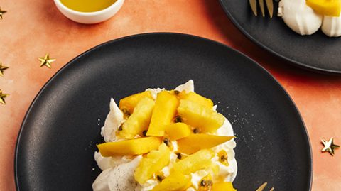 Recette de pavlova exotique de fête à la mangue, fruit de la passion, citron vert et noix de coco, huile d'olive