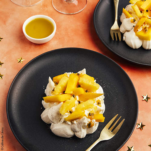Recette de pavlova exotique de fête à la mangue, fruit de la passion, citron vert et noix de coco, huile d'olive