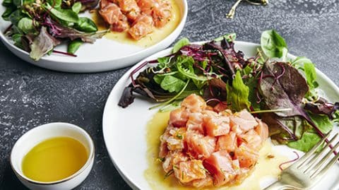 Recette de tartare de saumon aux agrumes, herbes fraîches et huile d'olive