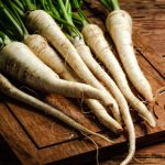 Panais sur planche en bois